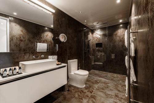 马塔卡纳Plume Villas的一间带水槽、卫生间和淋浴的浴室