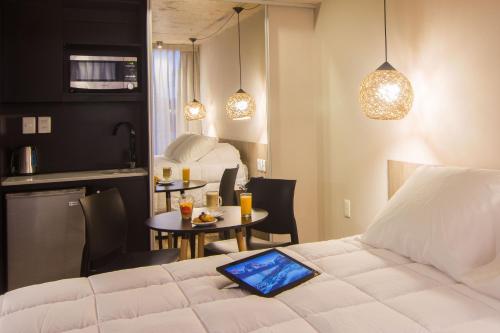 Hotel Ciudadano Suites客房内的一张或多张床位