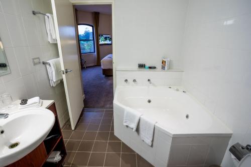 阿莫拉河畔步行酒店的一间浴室