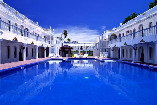 长滩岛长滩岛夏季宫殿酒店的一座建筑物中央的游泳池