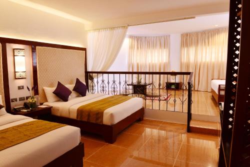 长滩岛长滩岛夏季宫殿酒店的酒店客房设有两张床和一个阳台。