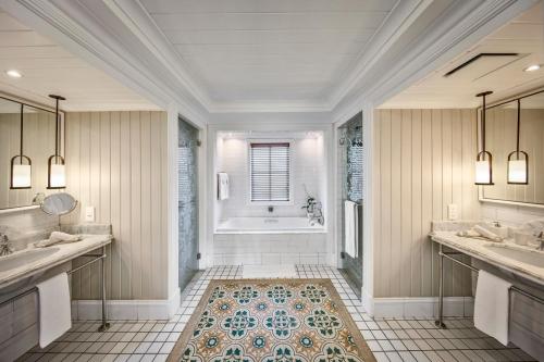 贝隆布尔传承太妃高尔夫及健康度假村的浴室配有两个盥洗盆和浴缸。