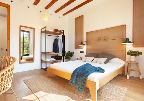 巴塞罗那Casa Vaganto的一间卧室配有一张带蓝色毯子的床