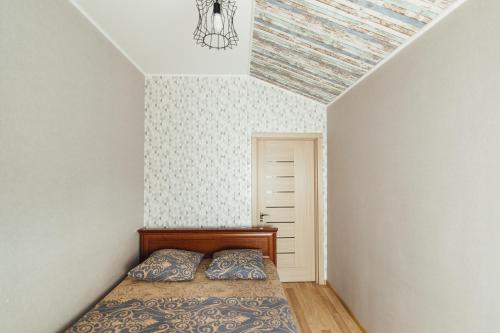 苏梅Apartments Faraon 4的一间卧室设有一张床和天花板