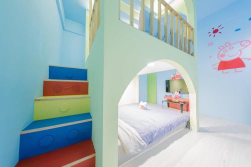 小琉球岛幸福小儿所的儿童间 - 带双层床和楼梯
