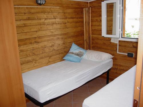 马里纳迪马萨Camping Luni的小房间设有床和窗户