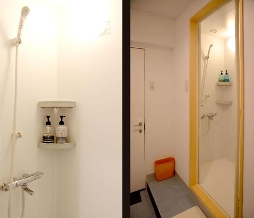 富山伊鲁卡旅馆的带淋浴和镜子的浴室