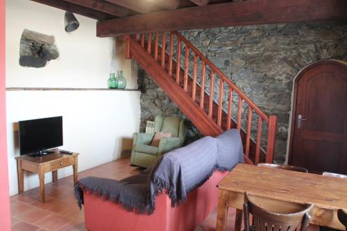 El SerratCan Bonada的客厅设有楼梯、沙发和桌子