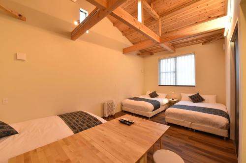 由布市Hinata-an的一间设有两张床和一张桌子的房间