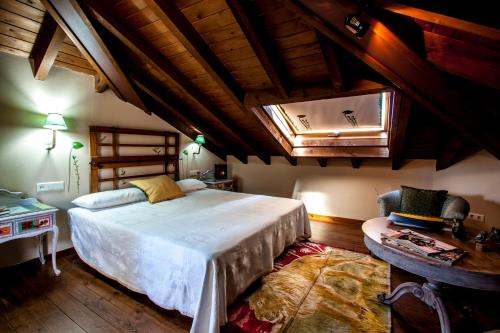BodeEl Búho de la Remolina的一间卧室设有一张大床和一个窗户。
