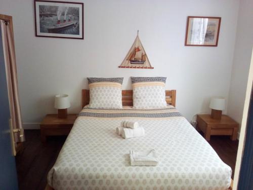 翁弗勒尔艾克斯博托酒店的一间卧室配有一张床,上面有两条毛巾