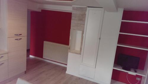 博尔戈casa vacanza的客厅设有红色的墙壁和白色的橱柜