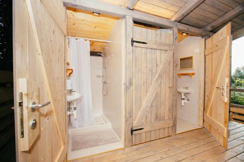 Alp Glamping Village的一间浴室