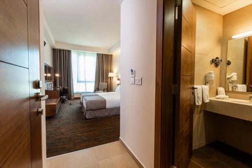 贝鲁特奇泰雅公寓式酒店的一间酒店客房 - 带一张床和一间浴室