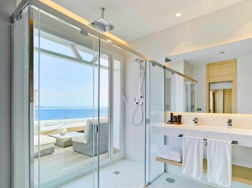 贝尼多姆Hotel Don Pancho - Designed for Adults的海景浴室设有玻璃淋浴间