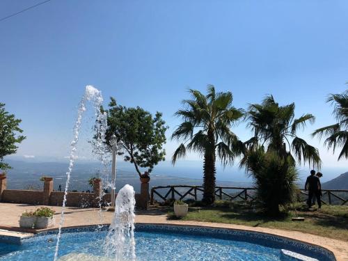 拉默齐亚泰尔默Hotel Bucolia的游泳池中的喷泉,享有海景
