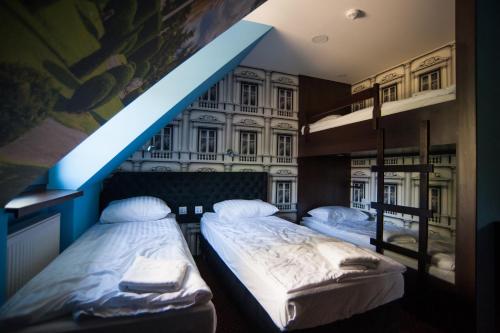 格但斯克World Hostel - Old Town的蓝色横梁的客房内的两张床