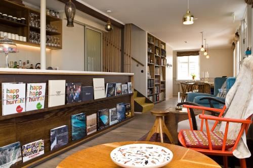 斯蒂克松鲁姆艾吉尔逊酒店的配有桌椅和书架的房间