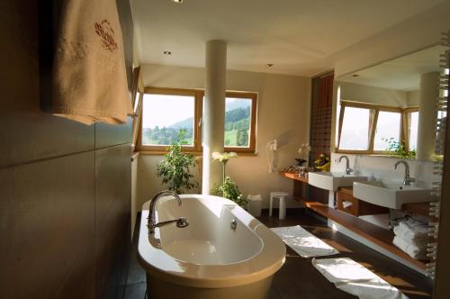 基茨比厄尔比奇尔霍夫运动疗养酒店的一间带大浴缸和两个盥洗盆的浴室