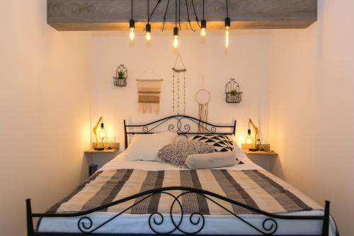 里耶卡Apartments Del Molo的一间卧室配有一张黑色金属框架床