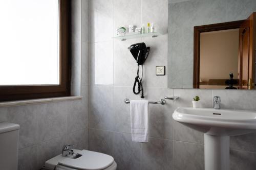 罗德里戈城Hotel Puerta Ciudad Rodrigo的一间带卫生间和水槽的浴室