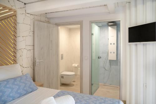 干尼亚Nine - Cozy Rooms的一间卧室设有一张床、淋浴和卫生间