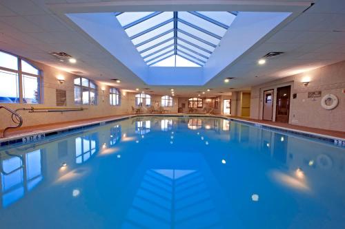 基林基林希洛酒店的一座大楼内带天窗的大型游泳池