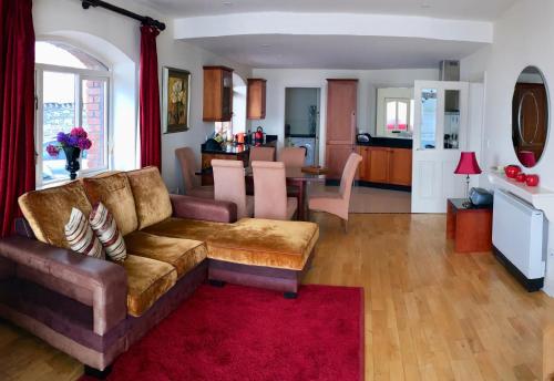 瓦伦西亚岛Puffin Apartment的带沙发的客厅和用餐室