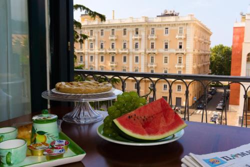 萨莱诺La Maison du Paradis的阳台上的一张桌子上放着一盘水果