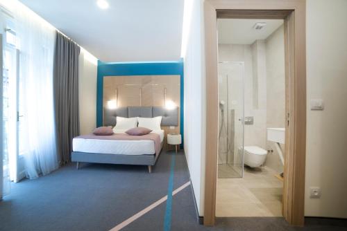 城市栖息地现代舒适套房旅馆客房内的一张或多张床位