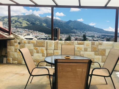 基多Hostel Revolution Quito的美景阳台配有桌椅