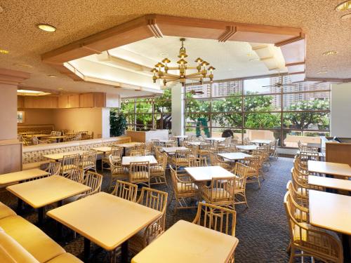 Ala Moana Hotel - Resort Fee Included餐厅或其他用餐的地方