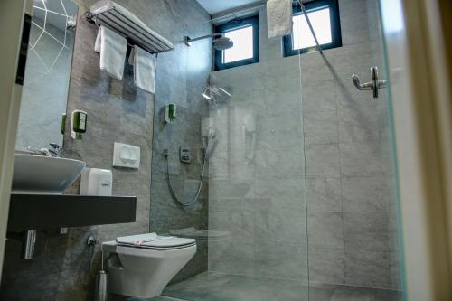 普里什蒂纳Hotel Gorenje的带淋浴、卫生间和盥洗盆的浴室