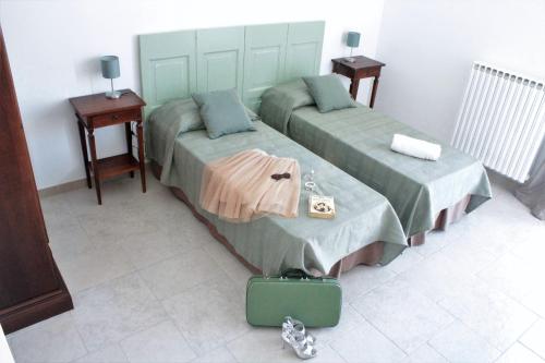 梅萨涅A casa ventotto的卧室配有两张床和一张行李箱。