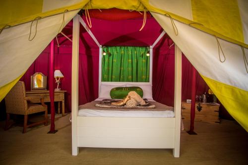 利兹Leeds Castle Knights Glamping的帐篷内一间卧室,配有一张床