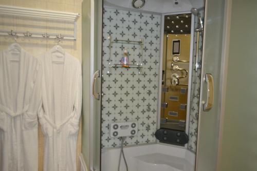 VotkinskZhemchuzhina Hotel的带淋浴和浴缸及淋浴的浴室