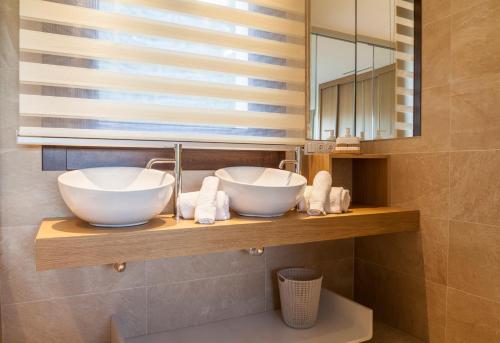 波伊奥阿马奎亚酒店的浴室设有2个水槽,位于带镜子的架子上