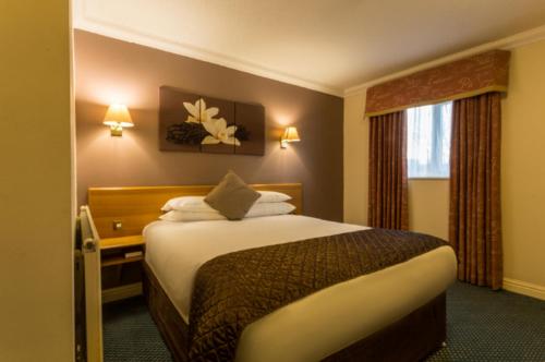 雷克瑟姆霍尔特住宿酒店的酒店客房设有床和窗户。