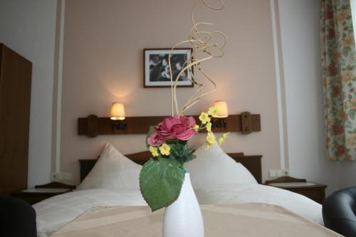 Wallsee格灵酒店的花瓶,花朵盛在床上