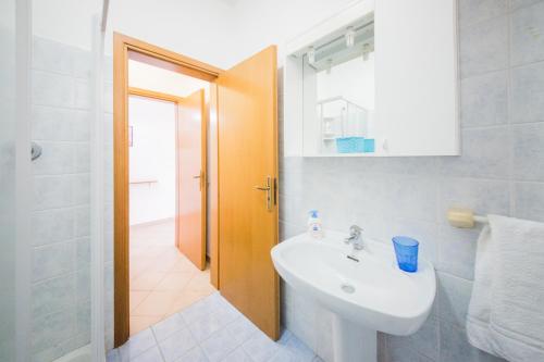 坎内托Mistral Residence的白色的浴室设有水槽和镜子