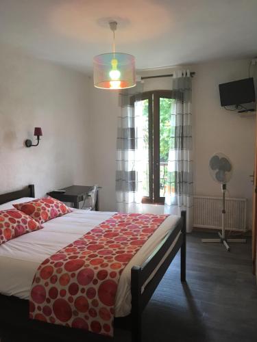 吕斯特勒Auberge de Rustréou的一间卧室设有一张大床和一个窗户。