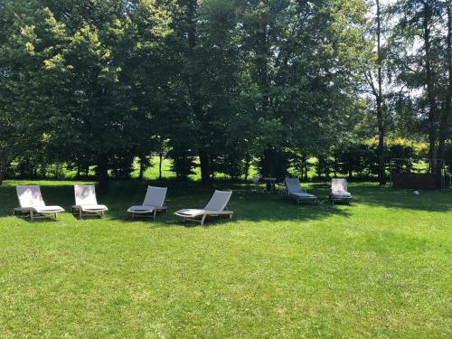 若特阿赫-埃根阿皮纳巴赫迈尔酒店的公园草地上的一组躺椅