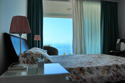 伊齐齐Apartments Anna的酒店客房设有床和窗户。
