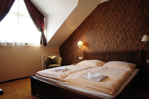 别拉贝拉乡村沙龙宾馆的一间卧室配有一张床,上面有两条毛巾