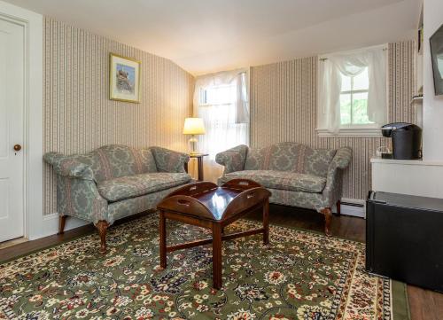 巴港The Elmhurst Inn的客厅配有沙发、椅子和桌子