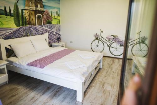 斯拉夫西克Pogar Inn的卧室配有一张床,墙上有两辆自行车