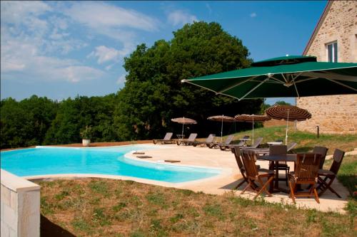 Le ViganDomaine de Janis & Spa的游泳池旁带遮阳伞的桌子