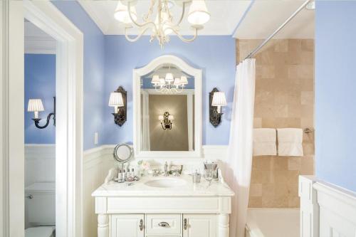 格雷斯湾棕榈特克斯凯科斯酒店的浴室设有白色水槽和镜子