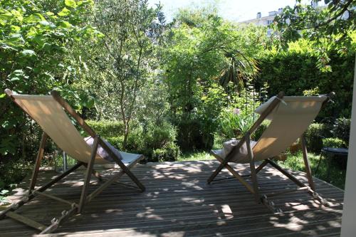 南特Chambre d'hôte的花园甲板上的两把椅子