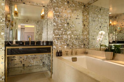 洛杉矶日落塔酒店的带浴缸和瓷砖墙的浴室